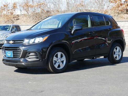 Used 2022 Chevrolet Trax LS w/ Tint and Cruise Package image 1