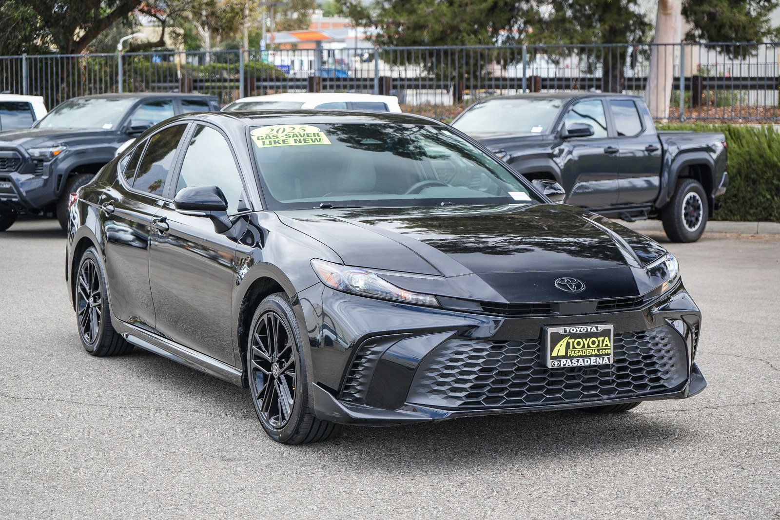 Used 2025 Toyota Camry SE AWD/4WD image 3