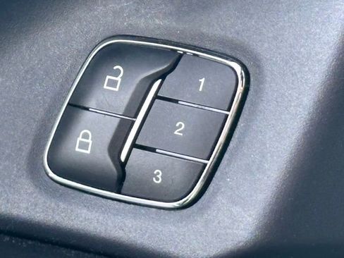 Used 2021 Ford Expedition XLT AWD/4WD image 32