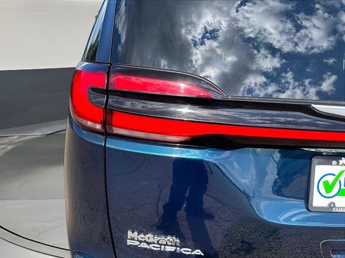 Used 2023 Chrysler Pacifica Touring-L FWD image 26