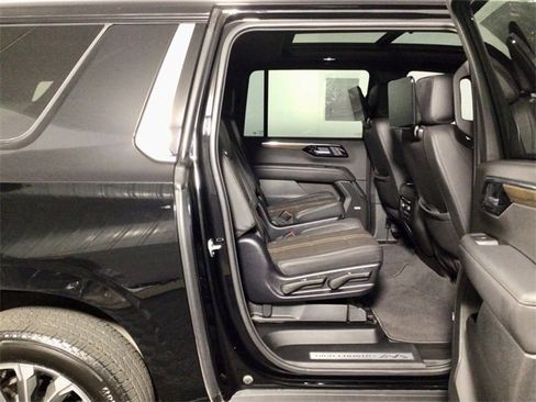 Used 2025 Chevrolet Suburban High Country image 33