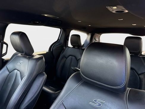 Used 2024 Chrysler Pacifica Limited FWD image 17