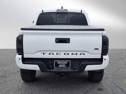 Used 2021 Toyota Tacoma TRD Off-Road w/ TRD Premium Off Road Package AWD/4WD image 4