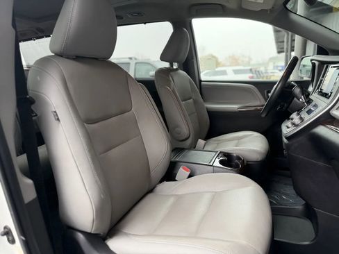 Used 2020 Toyota Sienna Limited image 47