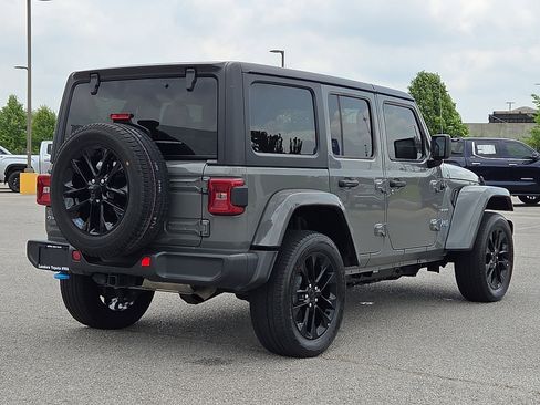 Used 2023 Jeep Wrangler Unlimited Sahara AWD/4WD image 5