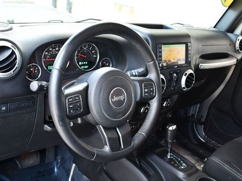 Used 2016 Jeep Wrangler Unlimited Rubicon w/ Connectivity Group AWD/4WD image 39