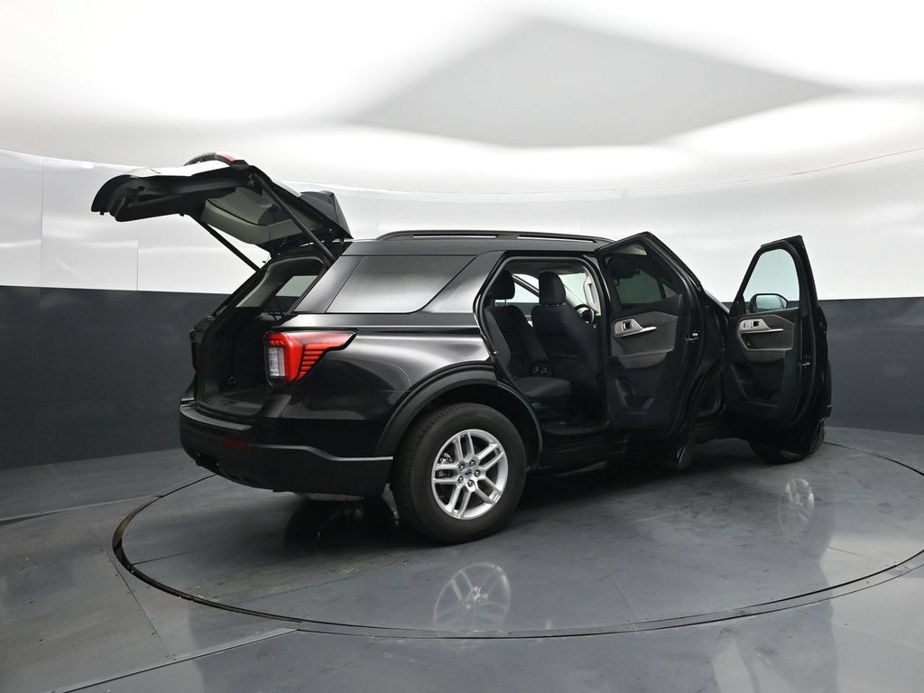 Used 2025 Ford Explorer Active AWD/4WD image 5