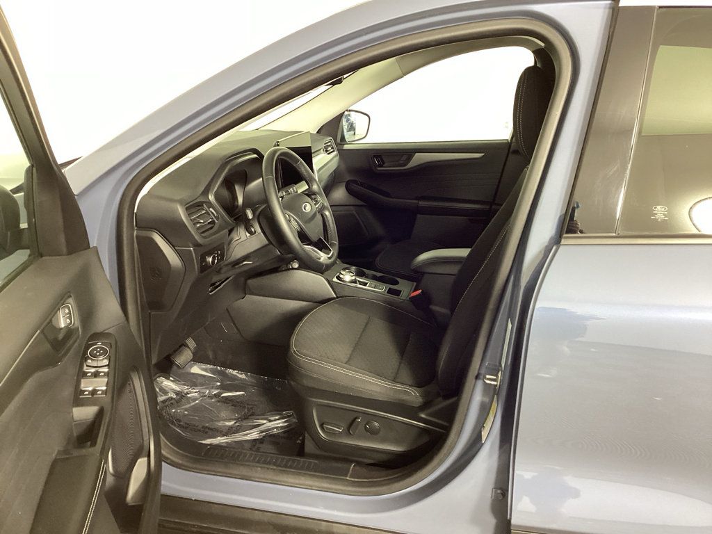 Used 2023 Ford Escape Active w/ Tech Pack #1 AWD/4WD image 12