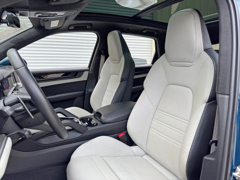 Used 2024 Porsche Cayenne Turbo AWD/4WD image 44