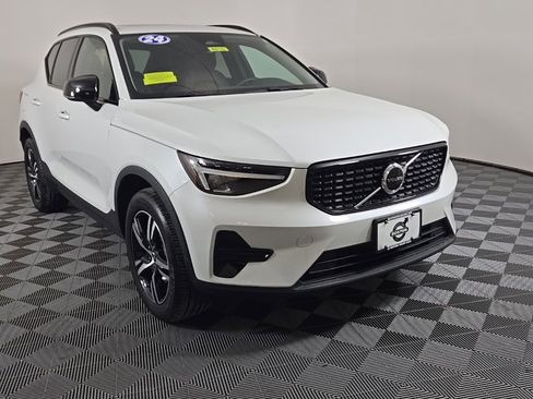 Certified 2024 Volvo XC40 B5 Core image 2