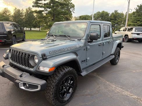 Certified 2025 Jeep Gladiator Sport AWD/4WD image 2