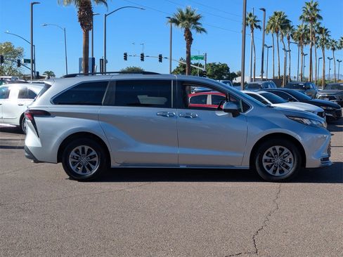 Used 2024 Toyota Sienna XLE image 7
