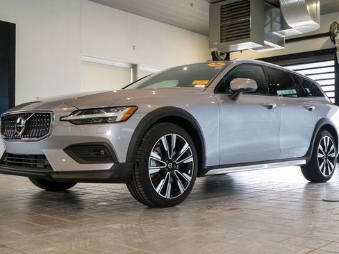 Used 2026 Volvo V60 B5 Cross Country Ultra w/ Climate Package AWD/4WD image 3