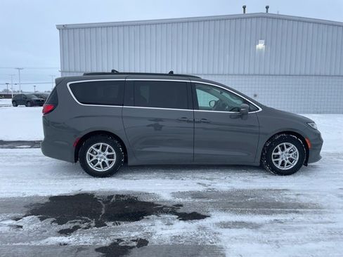 Used 2022 Chrysler Pacifica Touring-L image 17