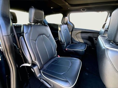 Used 2025 Chrysler Pacifica Limited image 17