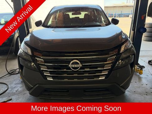 Used 2024 Nissan Rogue S AWD/4WD image 2