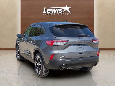 Used 2022 Ford Escape SE w/ SE Sport Appearance Package image 4