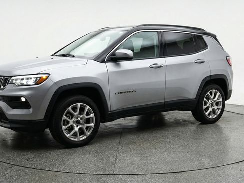 Used 2025 Jeep Compass Limited AWD/4WD image 3