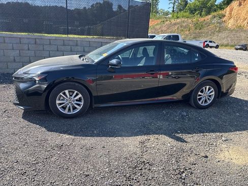 Used 2025 Toyota Camry LE image 4