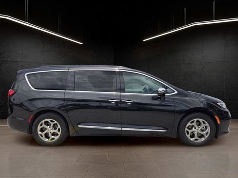 Used 2023 Chrysler Pacifica Limited FWD image 8