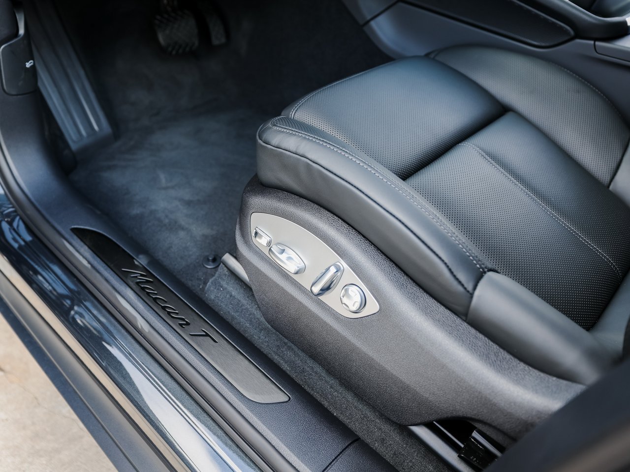 Certified 2026 Porsche Macan Turbo AWD/4WD image 14