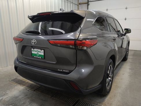Used 2021 Toyota Highlander XLE AWD/4WD image 9