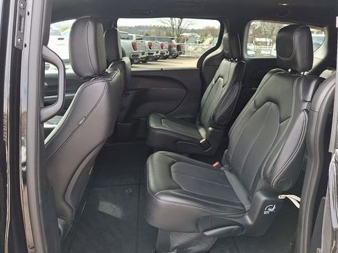 Used 2025 Chrysler Pacifica Select image 11