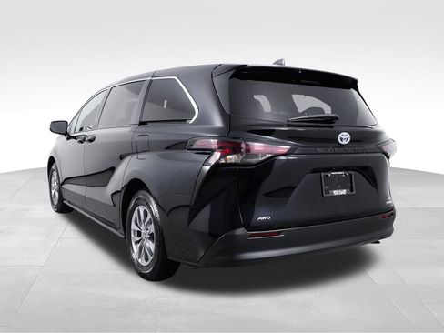 Used 2023 Toyota Sienna LE AWD/4WD image 7