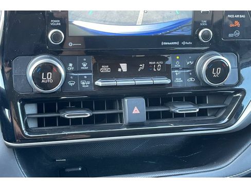 Used 2021 Toyota Highlander LE FWD image 29