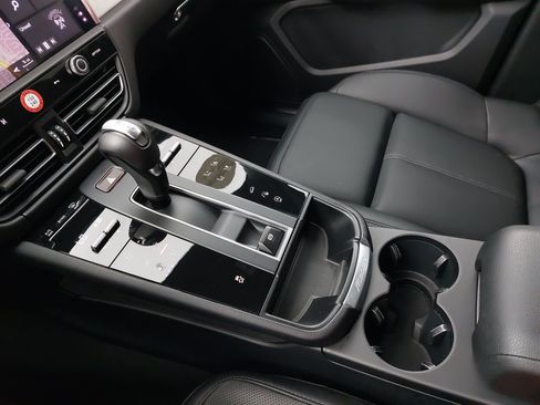 Certified 2026 Porsche Macan AWD/4WD image 27