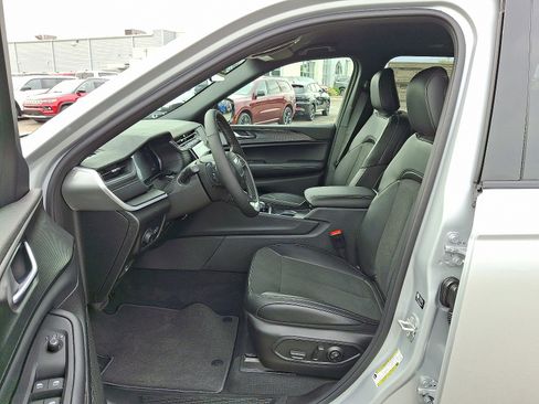 New 2025 Jeep Grand Cherokee Altitude image 6