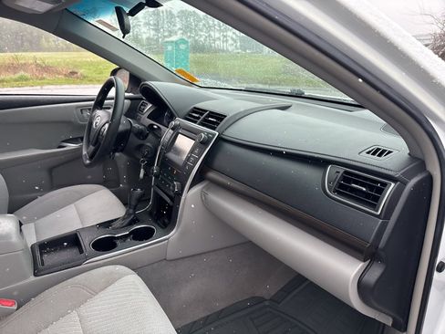 Used 2016 Toyota Camry LE image 31