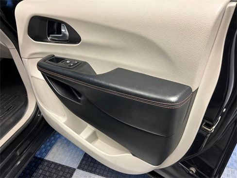 Used 2020 Chrysler Pacifica Touring-L image 12