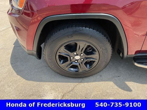 Used 2016 Jeep Grand Cherokee Laredo AWD/4WD image 9