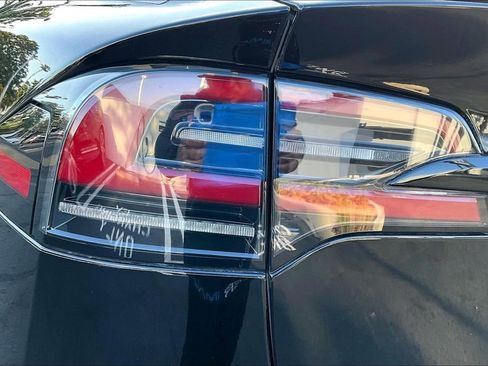 Used 2022 Tesla Model X Plaid image 26