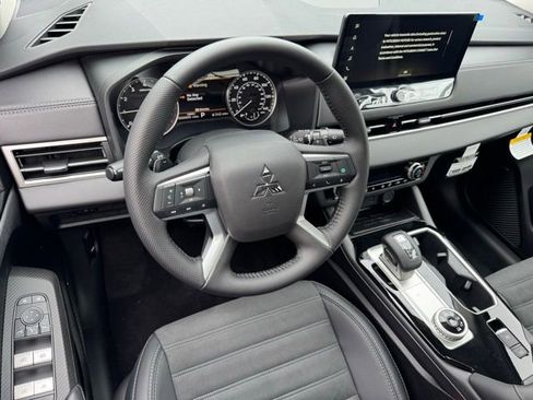 New 2025 Mitsubishi Outlander AWD image 18