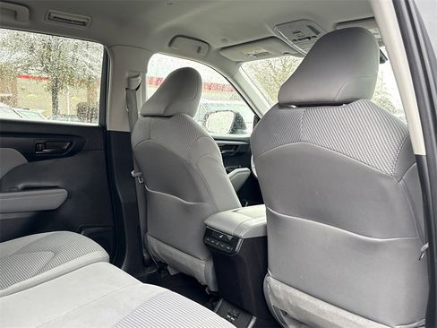 Used 2021 Toyota Highlander LE image 19