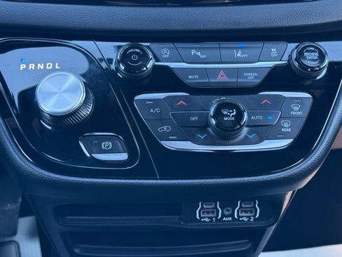 Used 2025 Chrysler Pacifica Select image 29