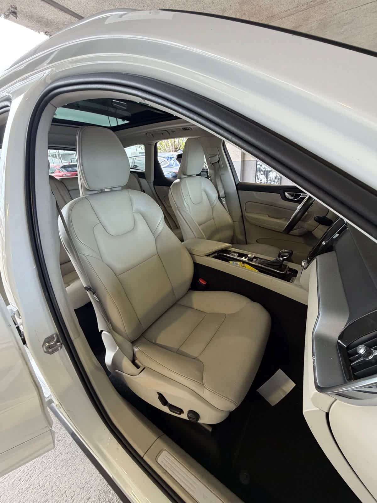 Used 2020 Volvo XC60 T5 Momentum FWD image 11