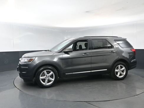 Used 2018 Ford Explorer XLT image 2