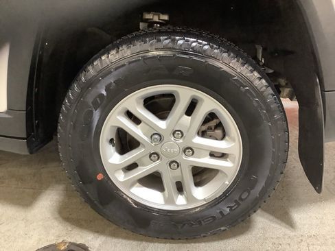 Certified 2023 Jeep Grand Cherokee Laredo AWD/4WD image 14