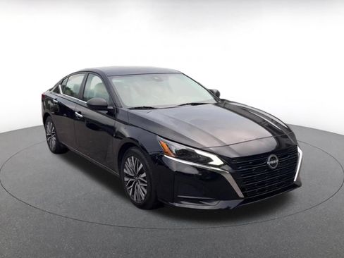 Used 2025 Nissan Altima 2.5 SV FWD image 2