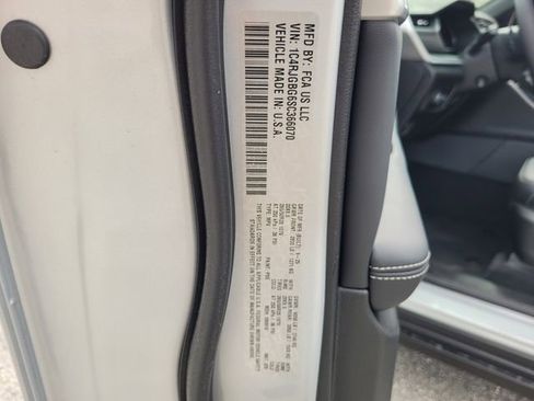 New 2025 Jeep Grand Cherokee Limited w/ Luxury Tech Group II RWD image 19