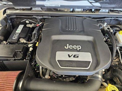 Used 2017 Jeep Wrangler Unlimited Sahara AWD/4WD image 36