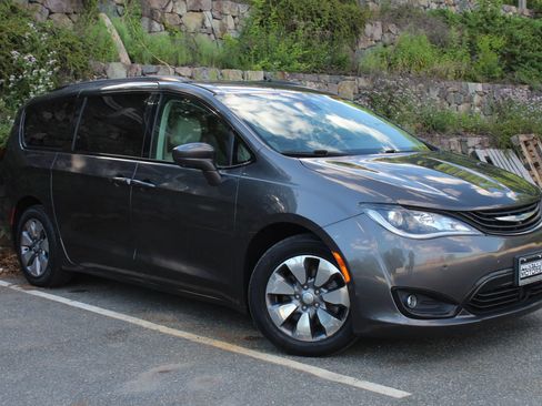 Used 2018 Chrysler Pacifica Limited w/ Advanced Safetytec Group FWD image 4