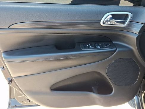 Used 2019 Jeep Grand Cherokee Laredo RWD image 8