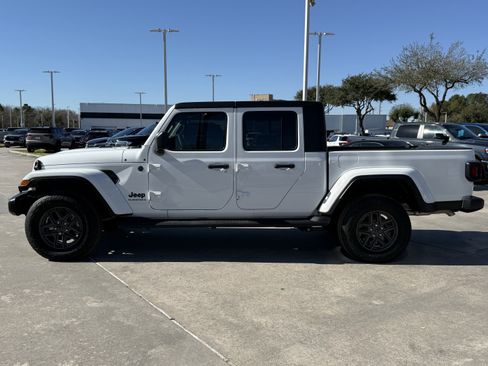 Used 2024 Jeep Gladiator Sport image 8