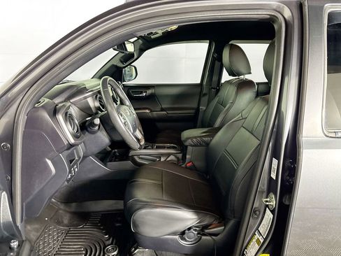 Used 2017 Toyota Tacoma TRD Off-Road w/ Tow Package (A/T) image 11