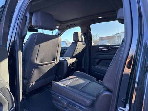 Used 2025 Chevrolet Suburban RST image 10