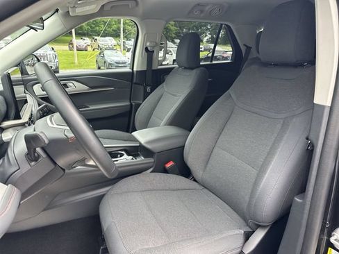 Used 2025 Ford Explorer Active AWD/4WD image 15